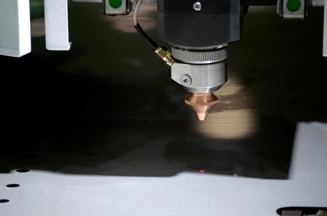 1500*3000mm 500w Racuys Or Ipg Fiber Laser Cutting Machine 1500 * 3000mm 500w Racuys Atau Mesin Pemotong Laser Serat Ipg