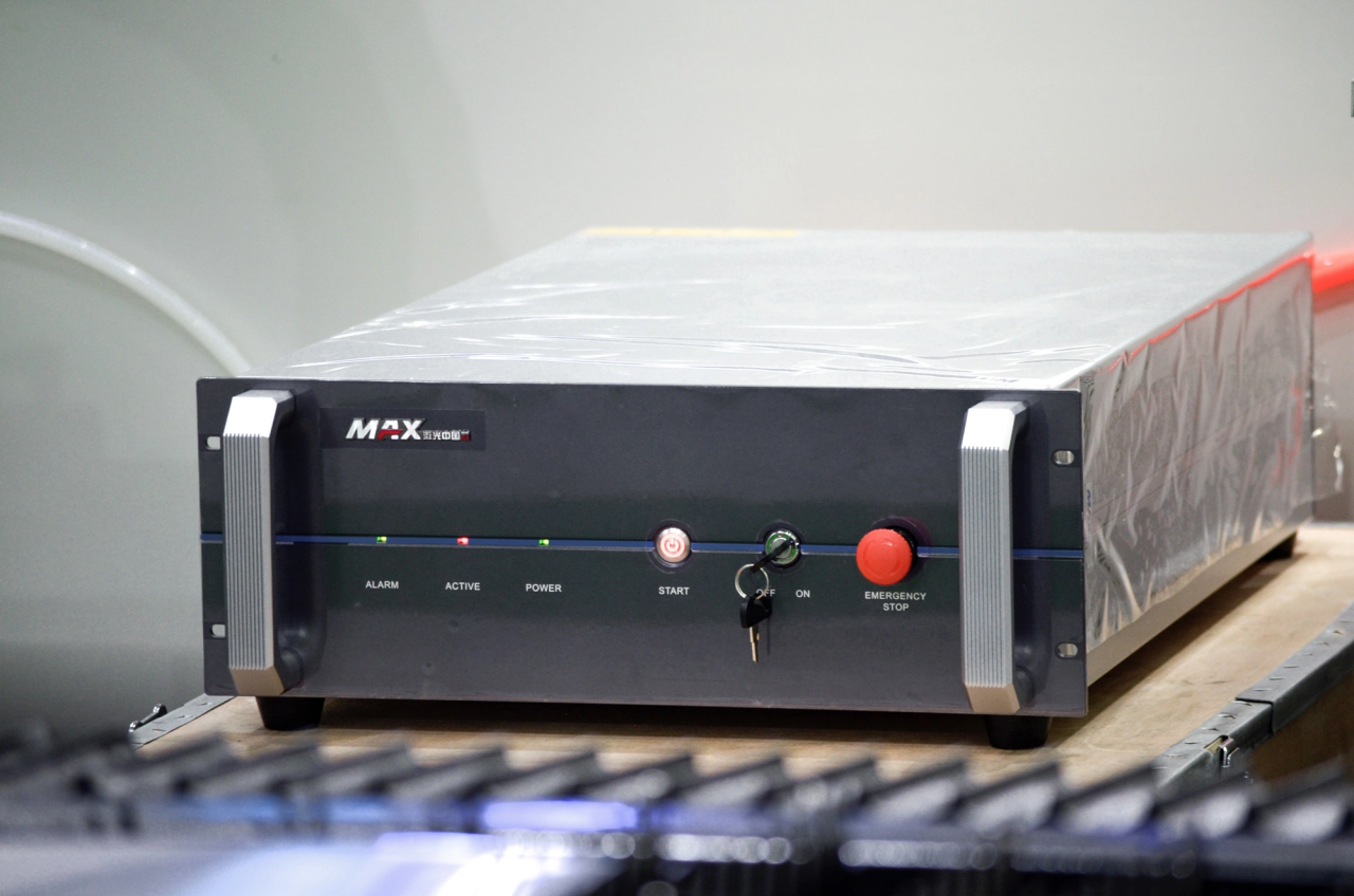 1500*3000mm 500w Racuys Or Ipg Fiber Laser Cutting Machine 1500 * 3000mm 500w Racuys Atau Mesin Pemotong Laser Serat Ipg