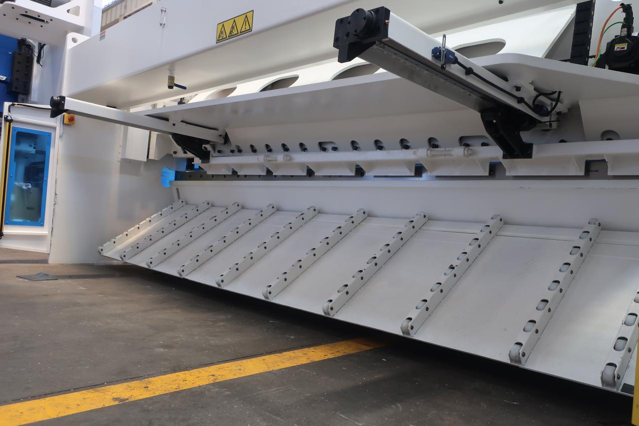 Mesin Geser Guillotine Hidrolik 16mm Untuk Pemotongan Lembaran Logam 6 Meter