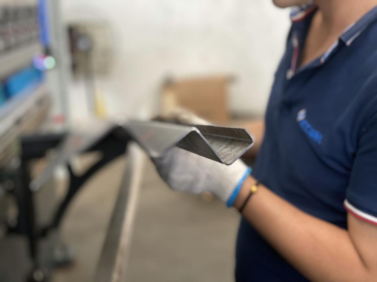 16mm Hydraulic Guillotine Shearing Machine For Sheet Metal Cutting 6 Meters Mesin Geser Guillotine Hidrolik 16mm Untuk Pemotongan Lembaran Logam 6 Meter