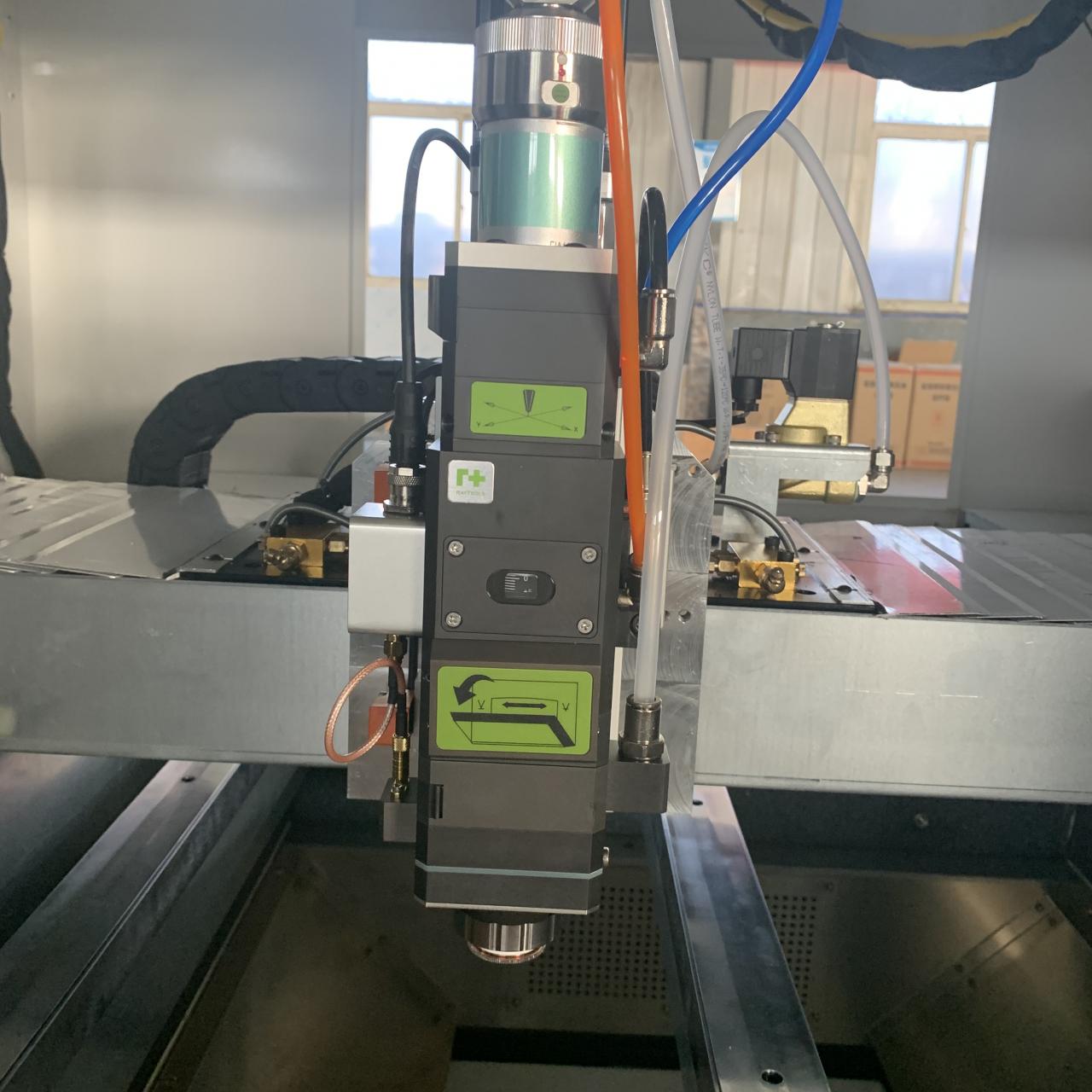 1kw 2kw Good Price Fiber Laser Cutting Machine For Sheet Metal 1kw 2kw Harga Bagus Mesin Pemotong Laser Serat Untuk Lembaran Logam