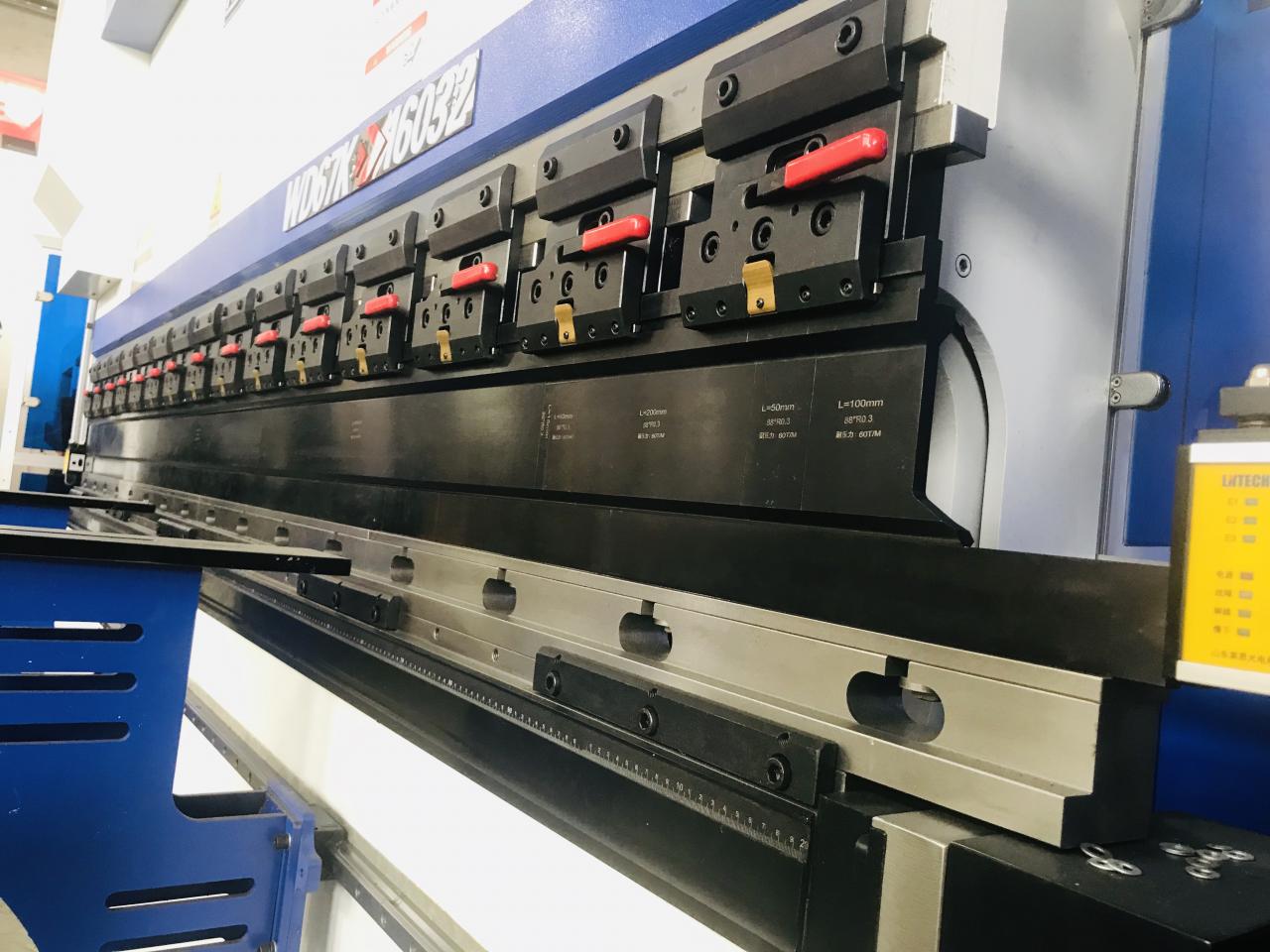 200t 300t Standar Industri Tekan Rem Cnc Mesin Rem Tekan Hidrolik