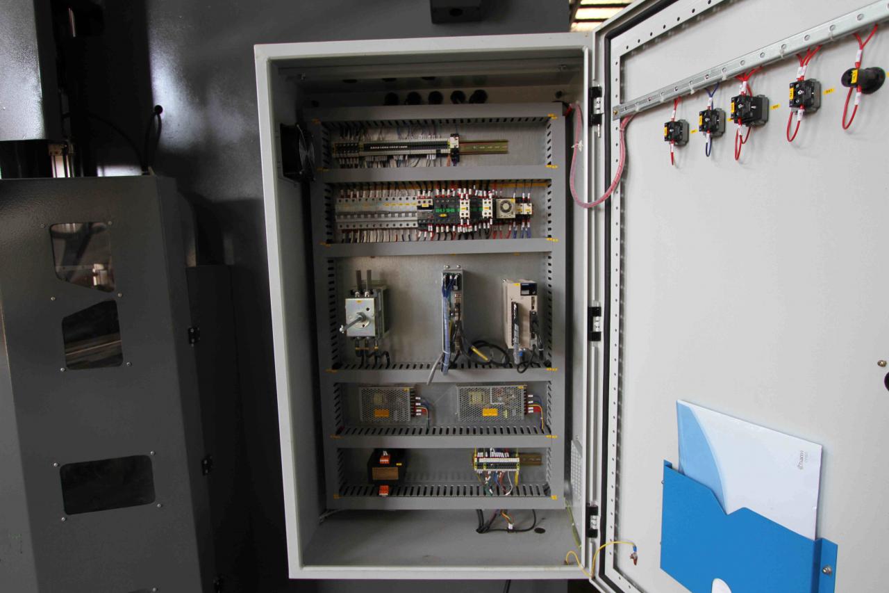 200t 300t Standar Industri Tekan Rem Cnc Mesin Rem Tekan Hidrolik