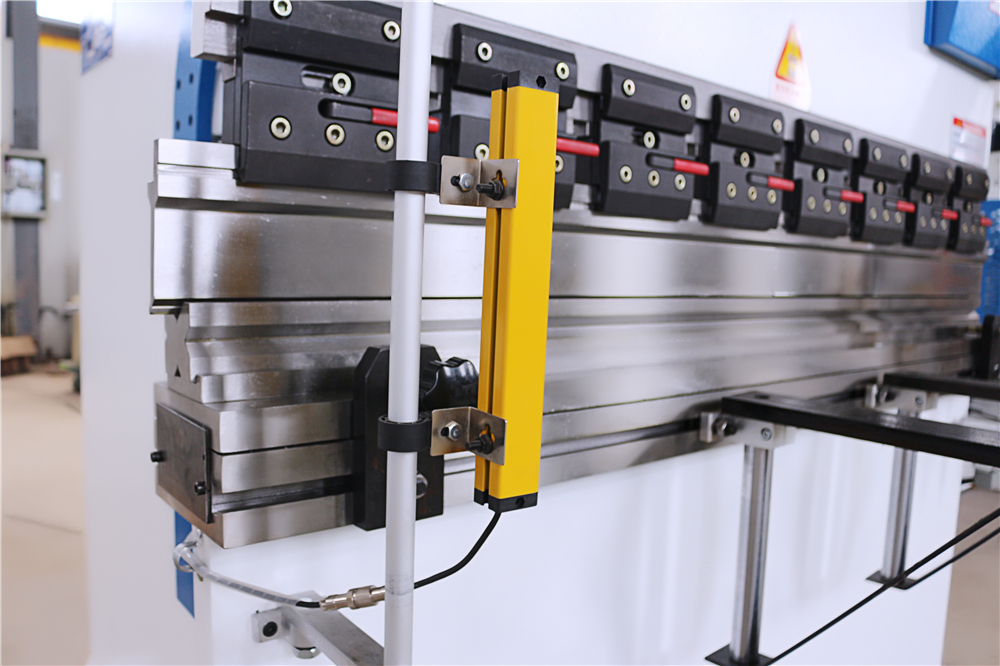 3+1 Axis Cnc Hydraulic Press Brake With Esa System 3+1 Axis Cnc Hidrolik Tekan Rem Dengan Sistem Esa