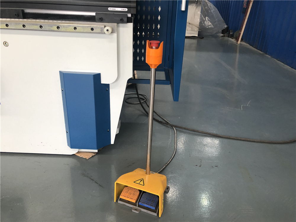 3+1 Axis Cnc Hydraulic Press Brake With Esa System 3+1 Axis Cnc Hidrolik Tekan Rem Dengan Sistem Esa