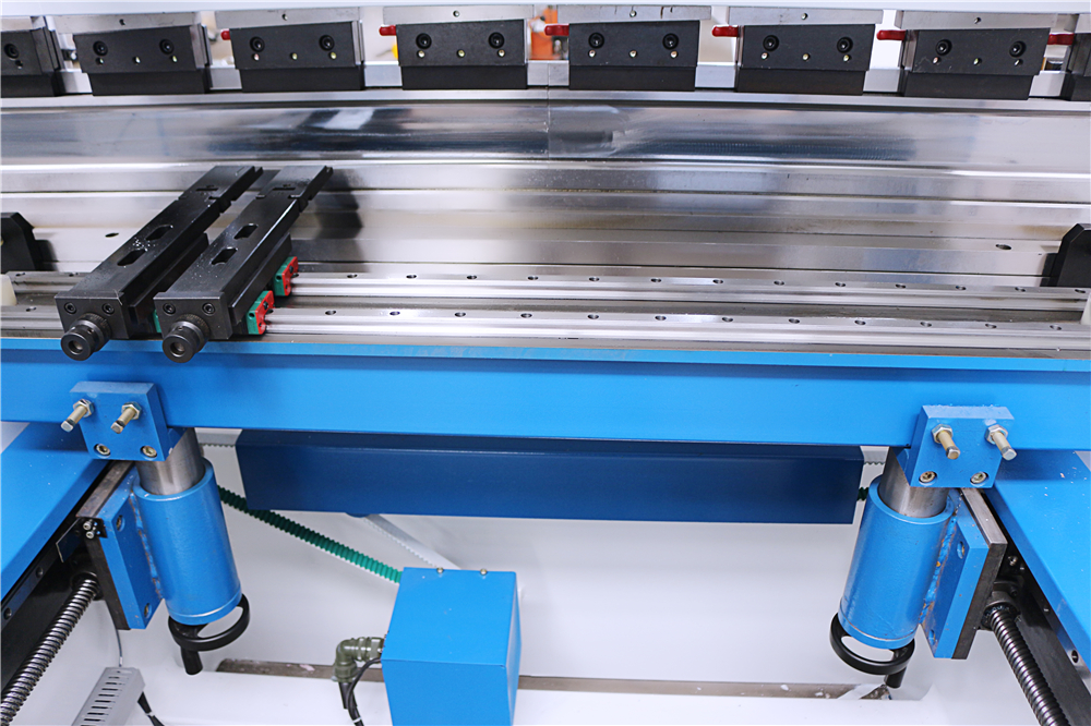 3+1 Axis Cnc Hydraulic Press Brake With Esa System 3+1 Axis Cnc Hidrolik Tekan Rem Dengan Sistem Esa