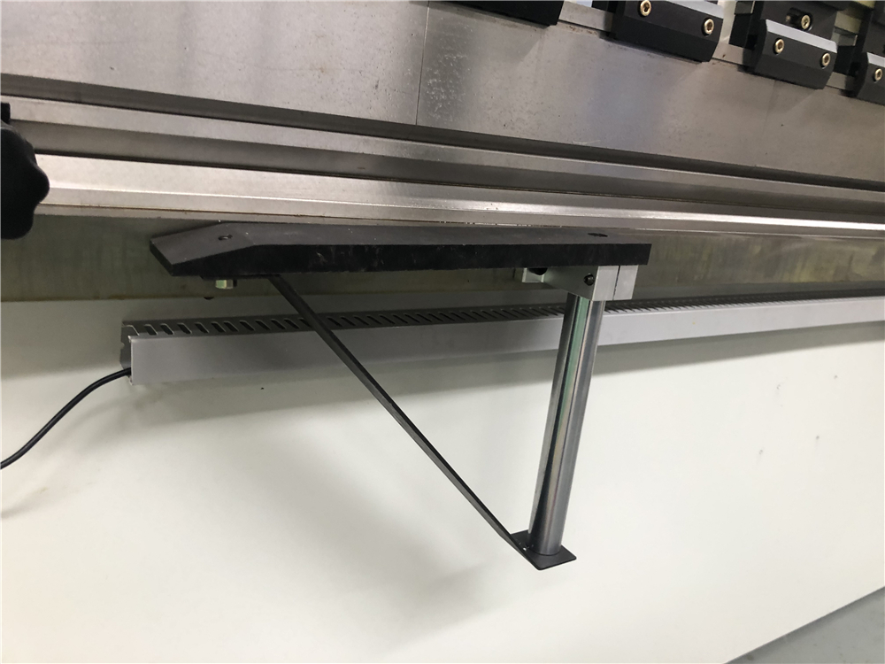 3+1 Axis Cnc Hydraulic Press Brake With Esa System 3+1 Axis Cnc Hidrolik Tekan Rem Dengan Sistem Esa