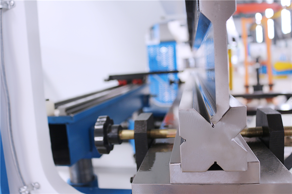 3+1 Axis Cnc Hydraulic Press Brake With Esa System 3+1 Axis Cnc Hidrolik Tekan Rem Dengan Sistem Esa