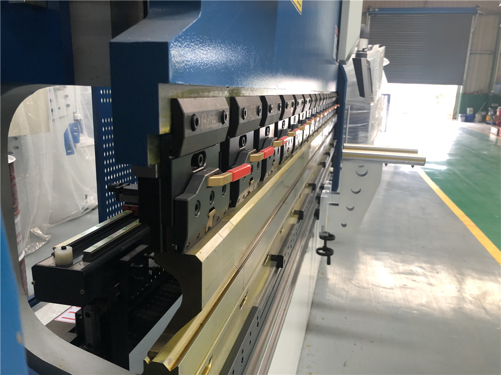 3+1 Axis Cnc Hydraulic Press Brake With Esa System 3+1 Axis Cnc Hidrolik Tekan Rem Dengan Sistem Esa