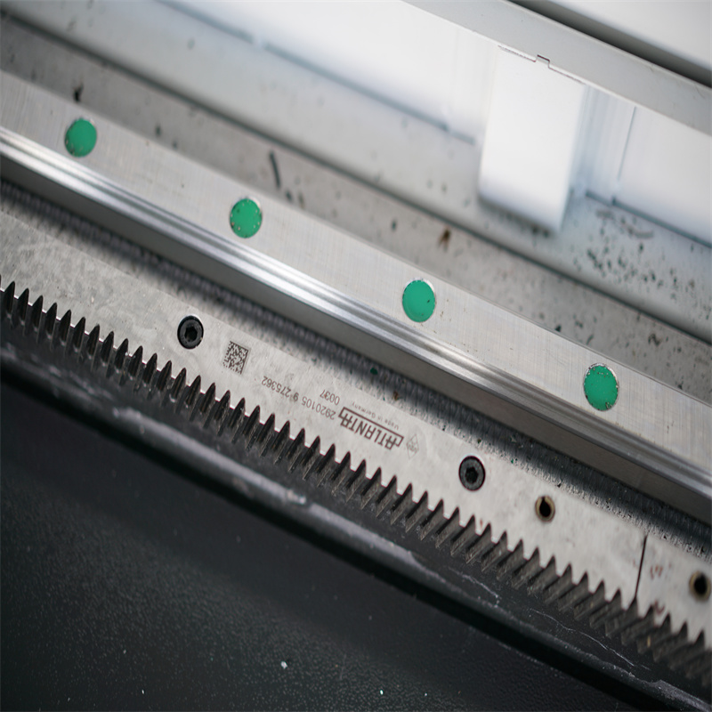 500W 1500W 4Kw Fiber Laser Cutting Machine Lembaran Logam Laser Cutter 2000Watt 3kw