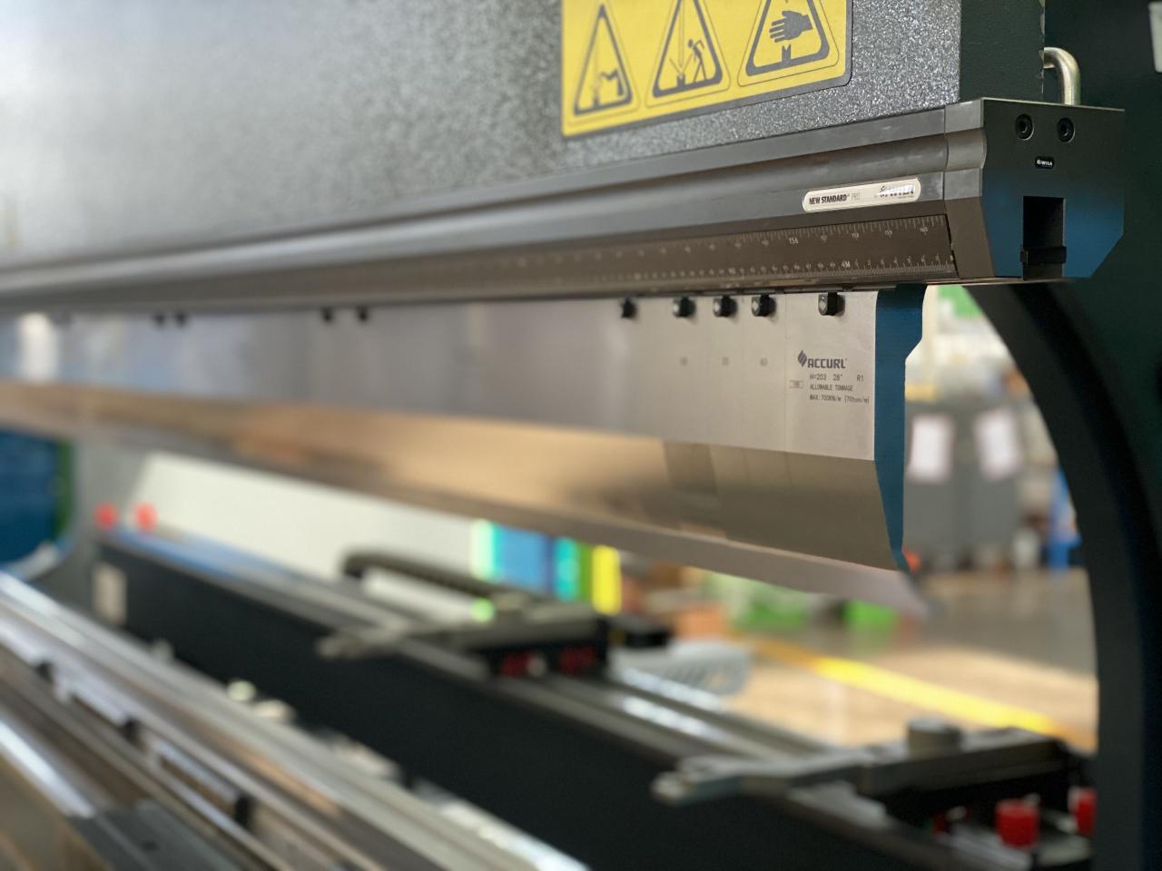 China 220t Cnc Bending Machine 6+1 Axis Hydraulic Press Brake Price China 220t Cnc Bending Machine 6+1 Axis Hydraulic Press Brake Harga