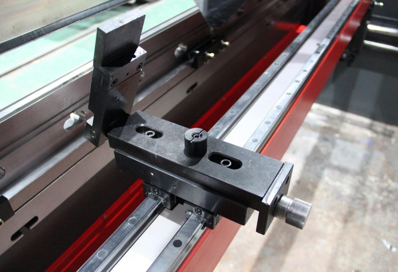 Delem Da66t 125 3+1 4+1 6+1 8+1 Cnc Hydraulic Press Brake For Metal Plate Bending Delem Da66t 125 3+1 4+1 6+1 8+1 Cnc Hidrolik Press Brake Untuk Pelat Logam Bending