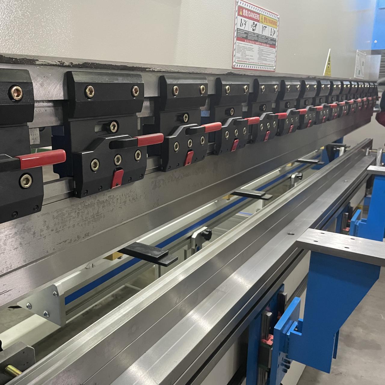 High Quality 3m Press Brake Machine Hydraulic 100 Ton For Sheet Metal Bending Kualitas Tinggi 3m Tekan Mesin Rem Hidrolik 100 Ton Untuk Lembaran Logam Bending