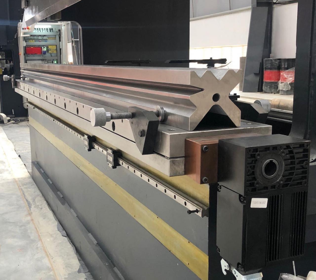 High Quality 3m Press Brake Machine Hydraulic 100 Ton For Sheet Metal Bending Kualitas Tinggi 3m Tekan Mesin Rem Hidrolik 100 Ton Untuk Lembaran Logam Bending