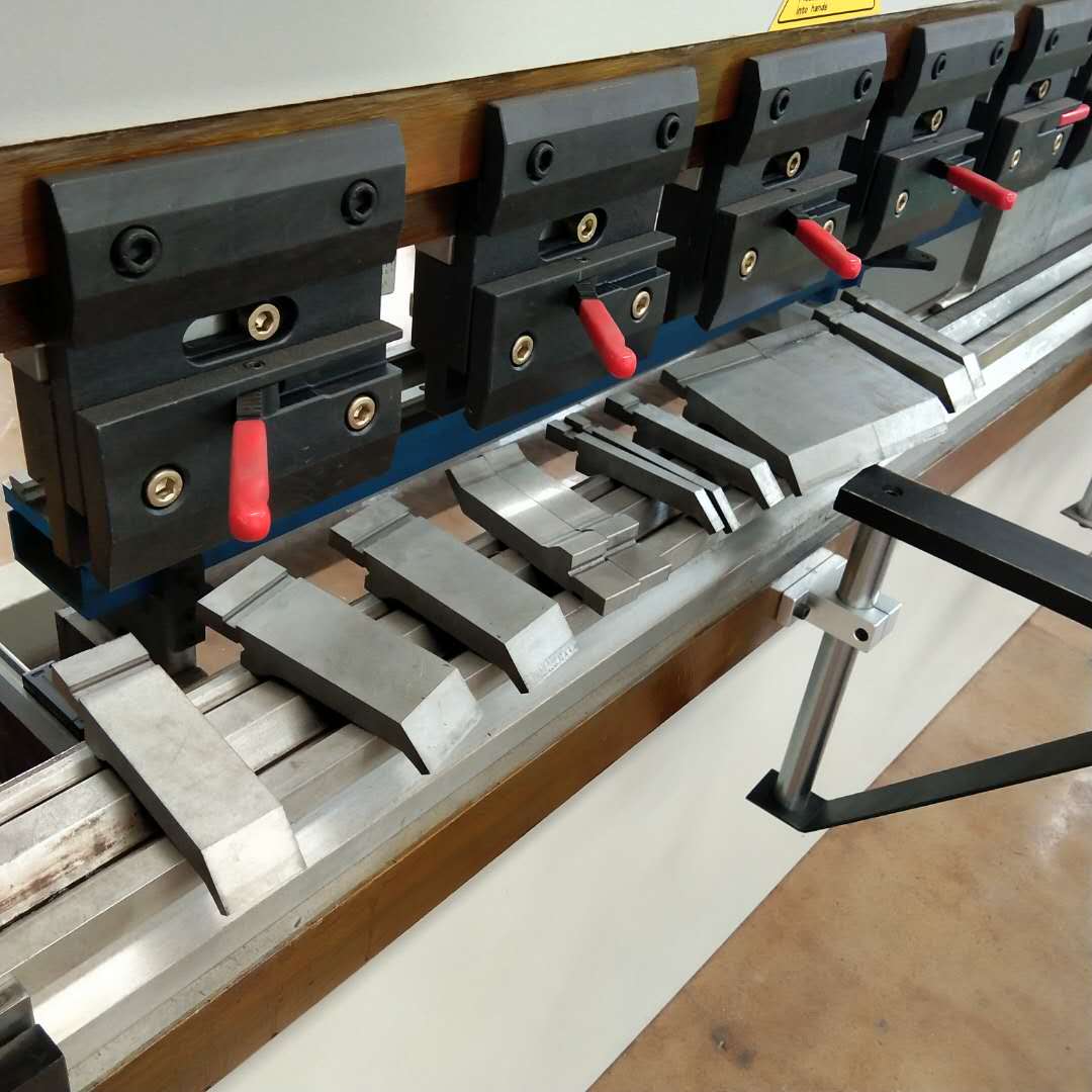 Rem Tekan Hidrolik 130t / 3200mm 4 + 1 Sumbu Delem Da53t Cnc Tekan Rem