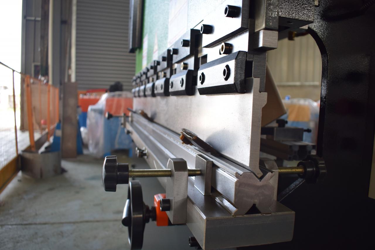 Hydraulic Sheet Metal Bending Cnc Press Brake Machine Wc67y Hidrolik Lembaran Logam Bending Cnc Tekan Mesin Rem Wc67y