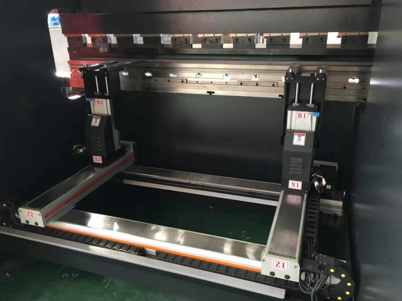 Hydraulic Stainless Steel Wc67y/k-300/6000 Mould Crowning Press Brake Hidrolik Stainless Steel Wc67y/k-300/6000 Cetakan Mahkota Tekan Rem