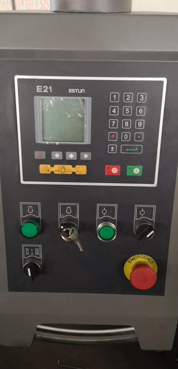 Qc12y 6x3200 Plat Hidrolik Meja Geser Melihat Mesin Pemotong Geser Guillotine