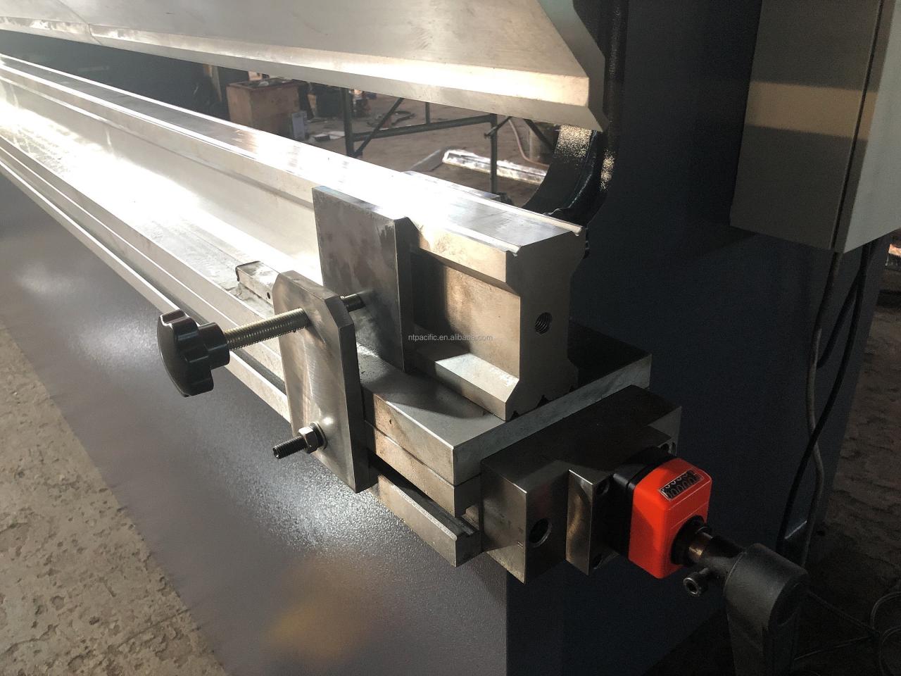 Wc67k Cnc Aluminum Iron Plate Hydraulic Press Brake Cnc Metal Sheet Bending Machine Wc67k Cnc Aluminium Plat Besi Hidrolik Press Brake Cnc Metal Sheet Bending Machine